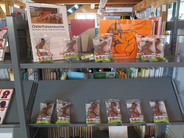 Osterhasen in der Bibliothek