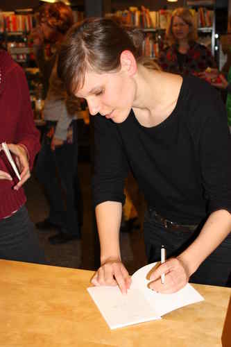 beim Signieren
