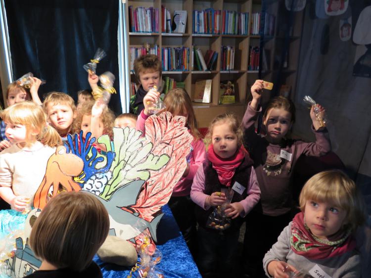 Kinder mit Fischli