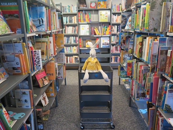 Herr Hase mitten in der Bibliothek