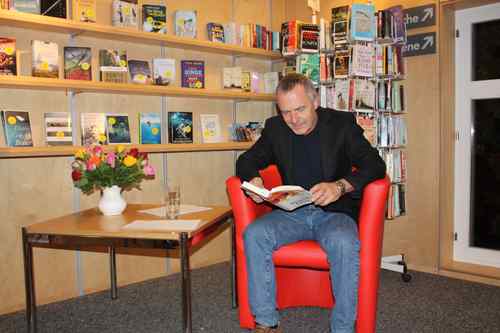 M. Ramseier liest aus seinem Buch