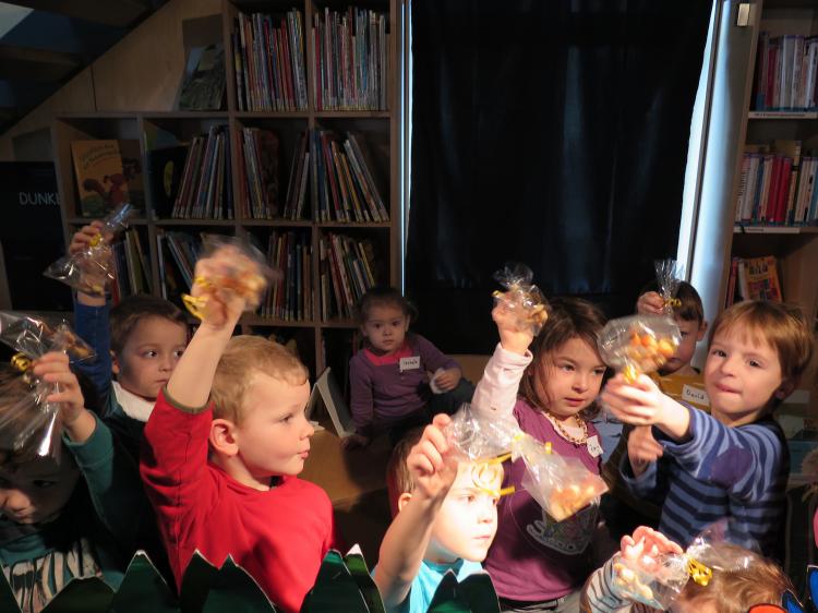 Kinder zeigen ihre Fischli