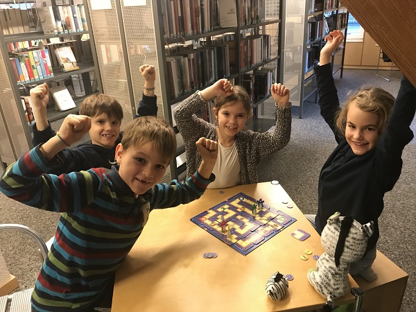 Vier Kinder beim Spielen.